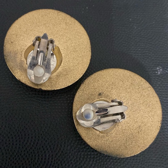 COPY - Vintage Acrylic Button Faux Animal Pattern  & Gold tone clip-on Earrings - Picture 4 of 7